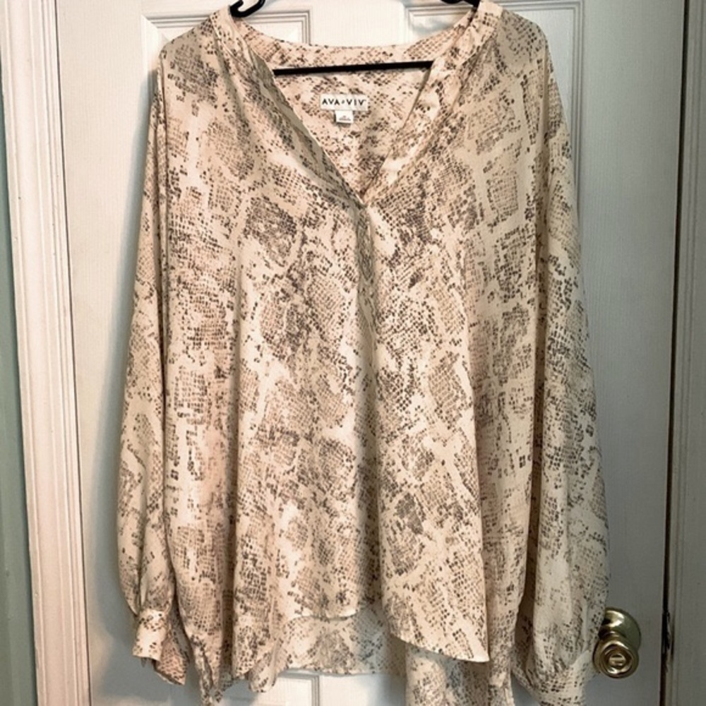 Ava & Viv Neutral Cream Snake Print Long Sleeve Blouse. Size 3x.
